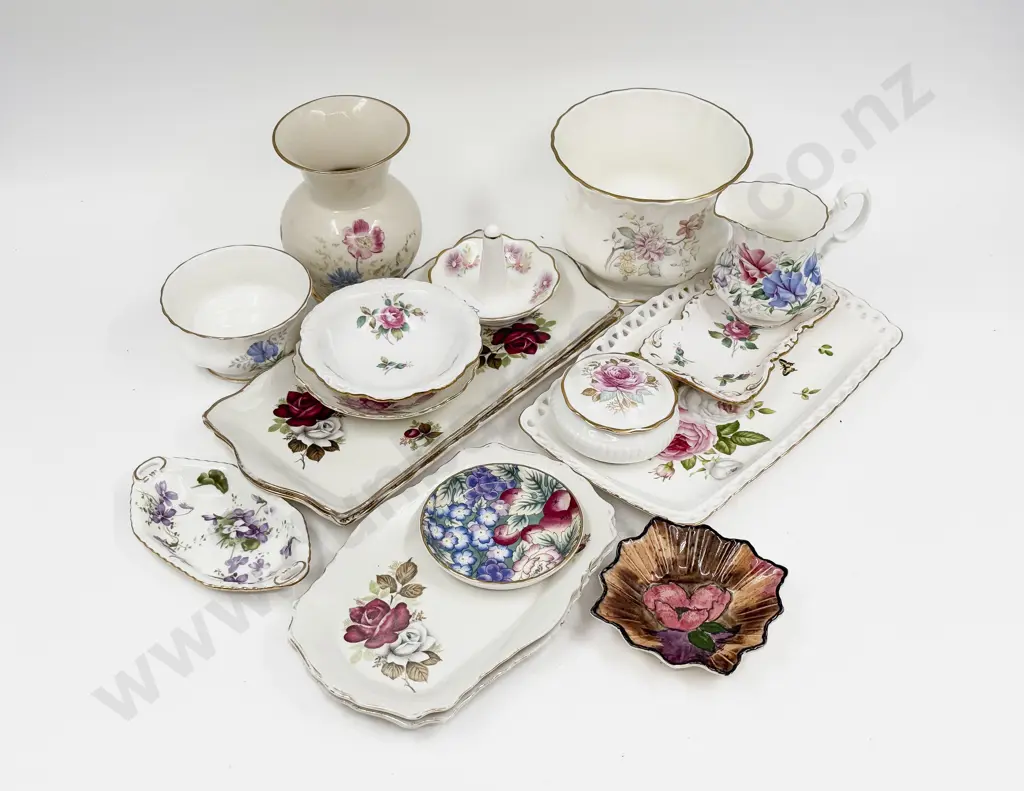 Qty of Assorted Fancy China Image 1++