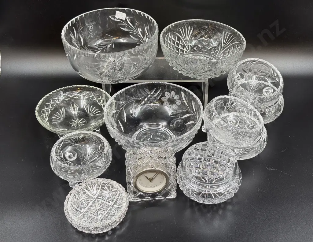 Small Qty of Assorted Crystal & Glassware Image 1++