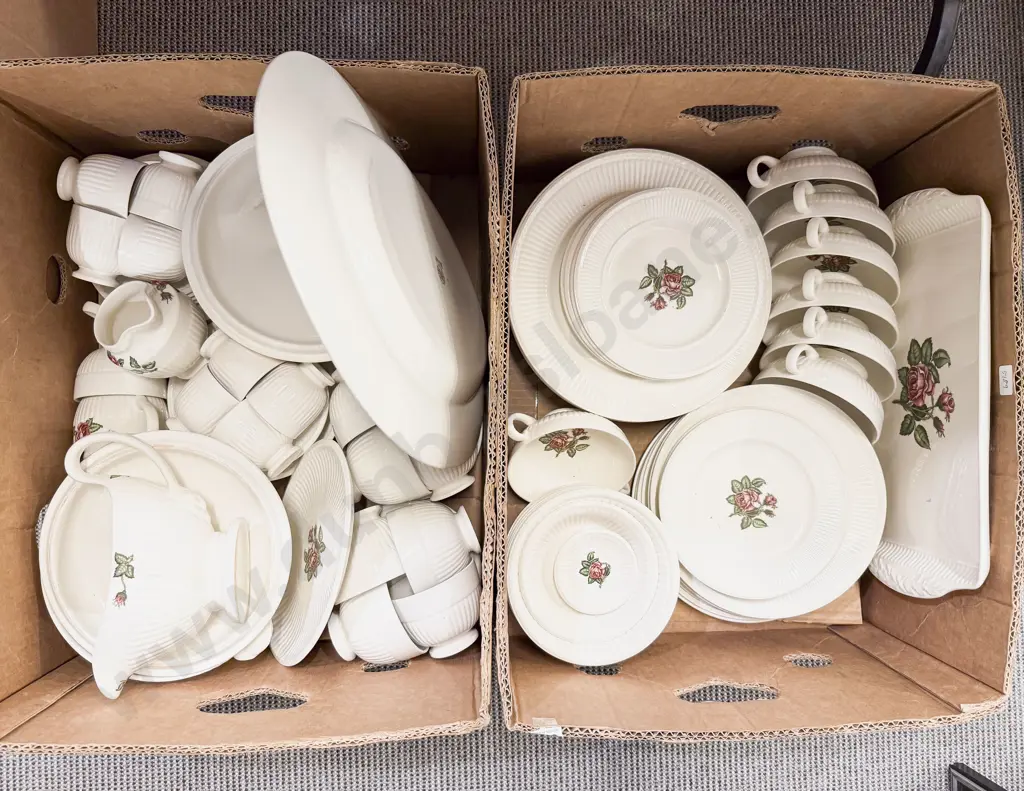 Wedgwood "Moss Rose" Pattern Part Dinnerset Image 1++