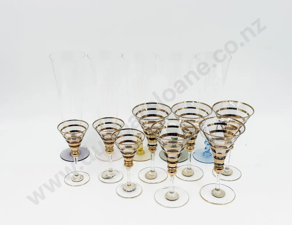 Small Qty of Assorted Glass Ware Image 1++