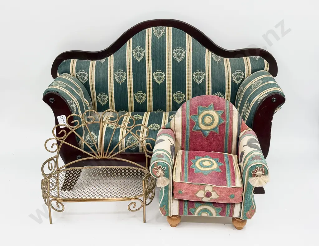 Dolls Sofa and Two Chairs Image 1++