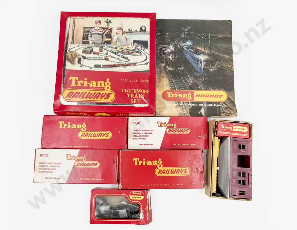 Vintage Boxed Tri-ang OO Clockwork Train Set with Station and Track Image 1++