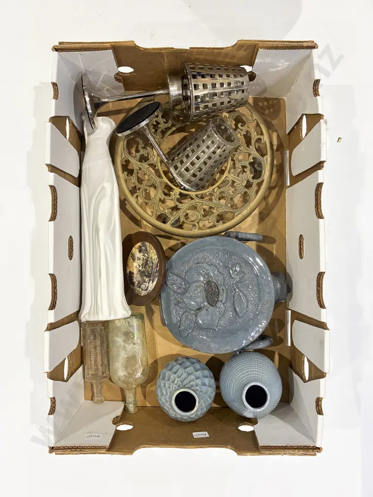 Box Qty of Assorted Pottery & Metal Ware etc Image 1++