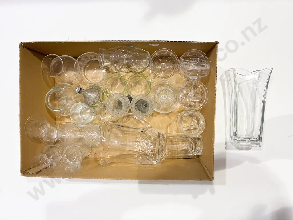 Qty of Assorted Crystal & Glass Ware Image 1++