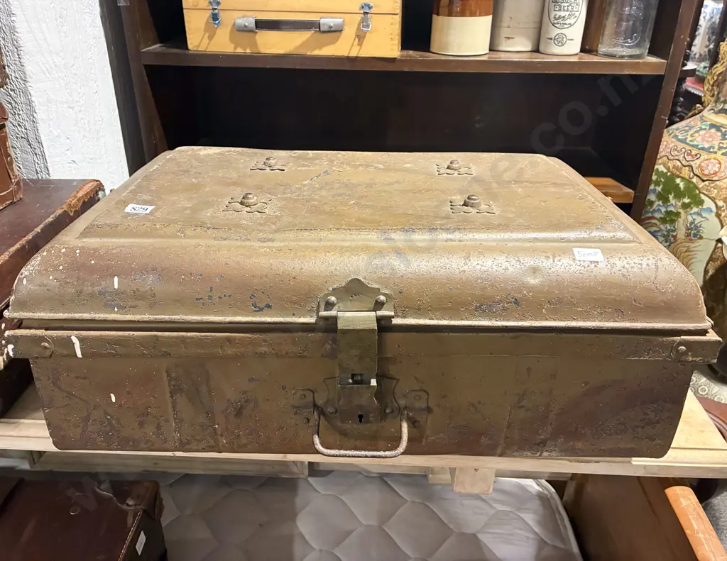 Small Tin Trunk Image 1++