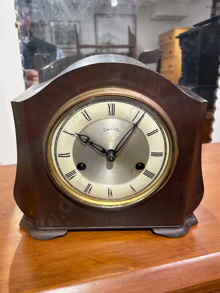 Small Bakelite Mantel Clock Image 1++