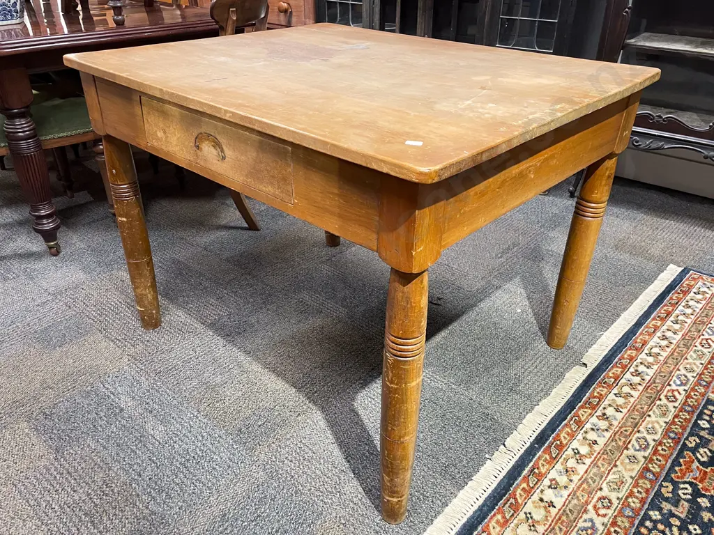 Rimu Kitchen Table Image 1++
