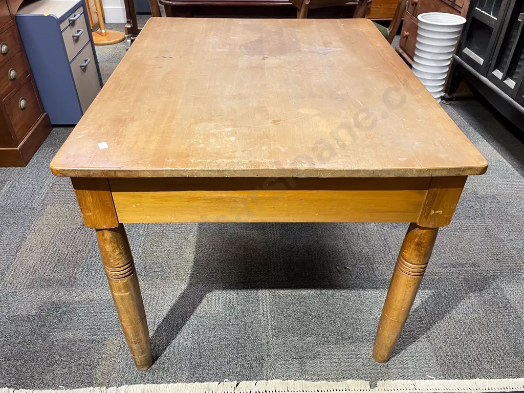 Rimu Kitchen Table Image 1++