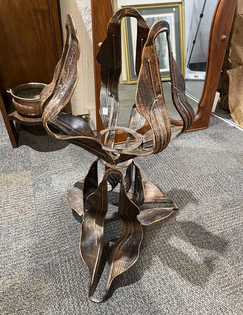 Heavy Floral Form Plant Stand Image 1++