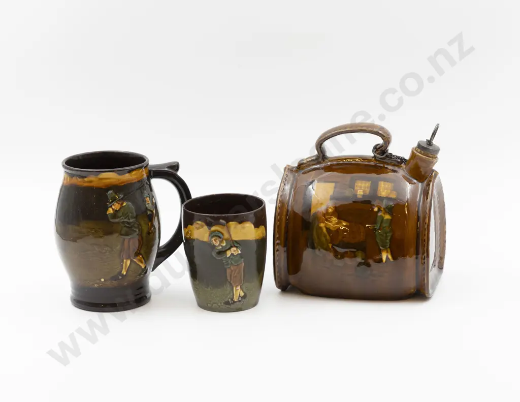 RD Kingsware Shaped Barrel Whisky Decanter & Two Golfing Drinking Vessels Image 1++