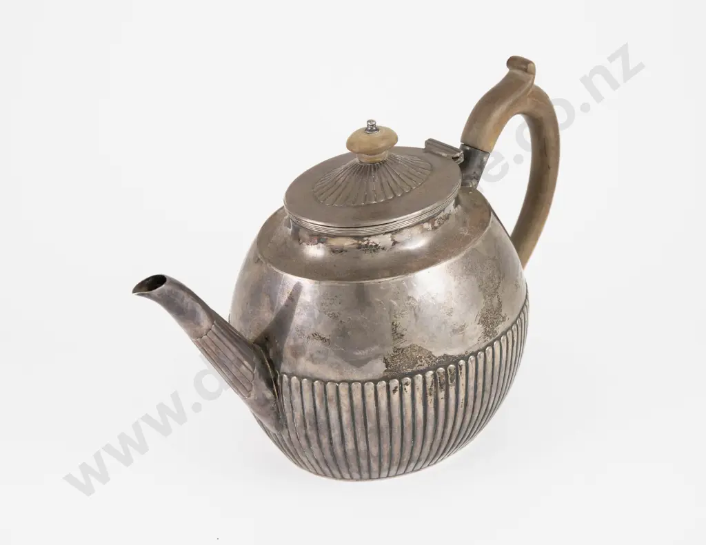 Vict S/S Teapot Image 1++