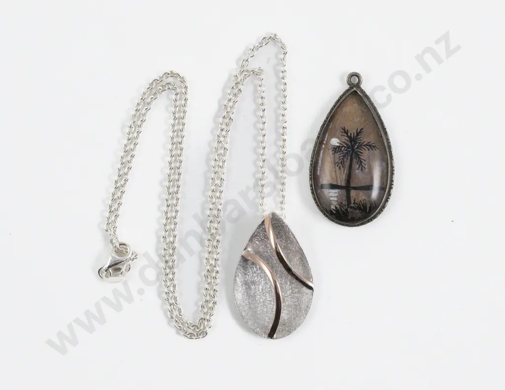 S/S Teardrop Pendant on S/S Neck Chain Image 1++