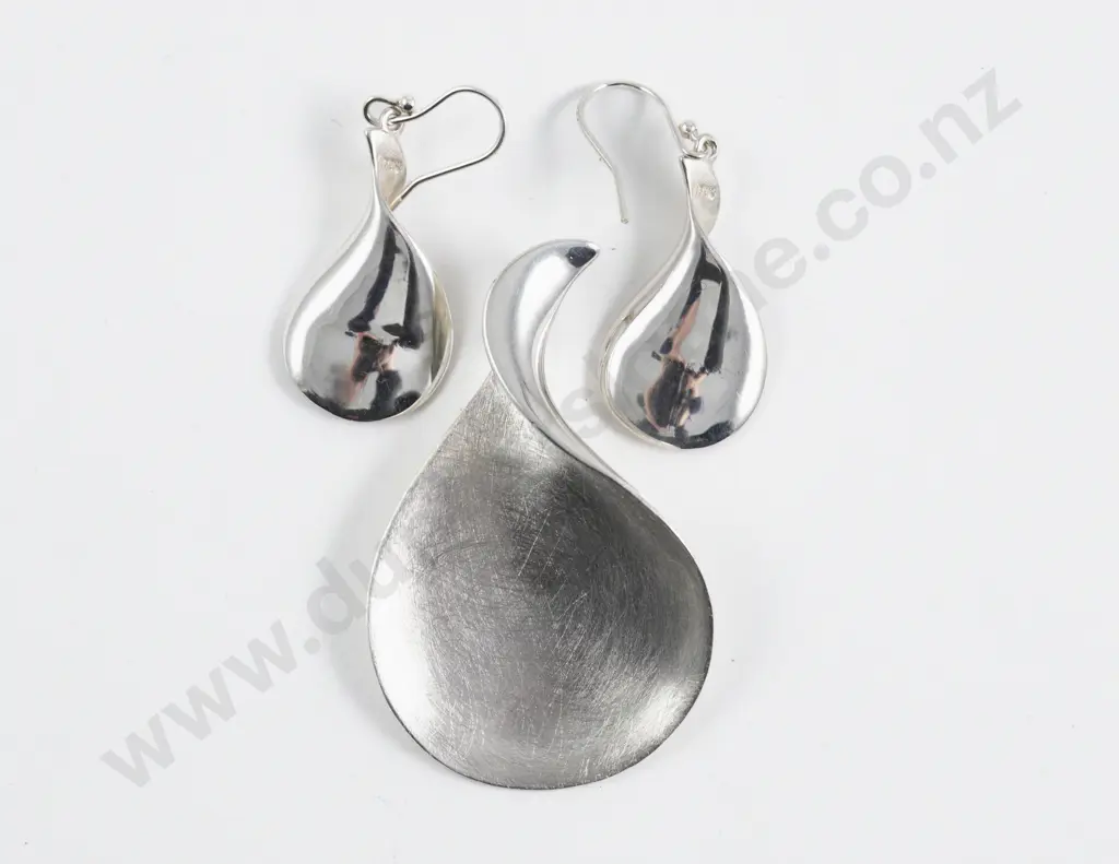 Pair S/S Pendant Drop Earrings with Matching Pendant Image 1++