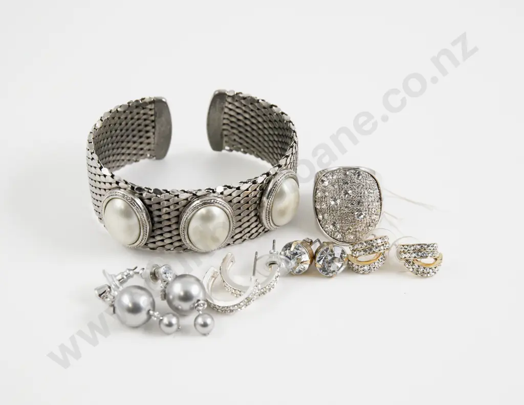 Swarovski Crystal and Imitation Pearl Pendant Drop Earrings Image 1++