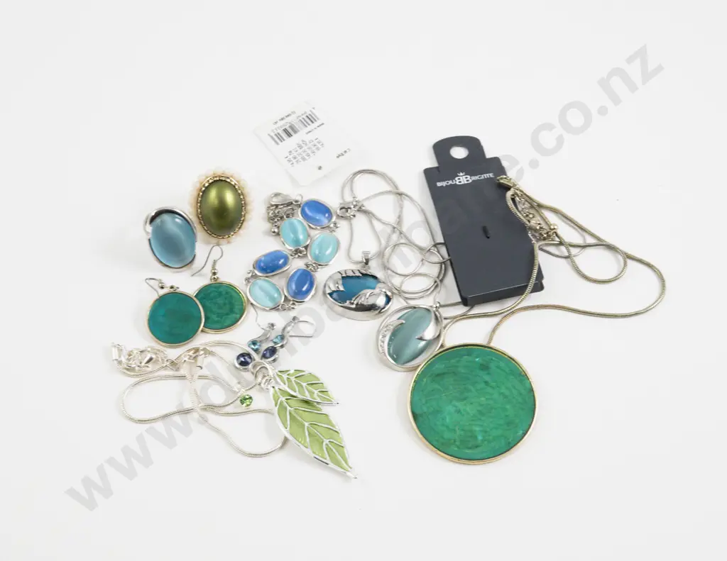 Collection of Silver and Gold Plated Costume Jewellery Image 1++