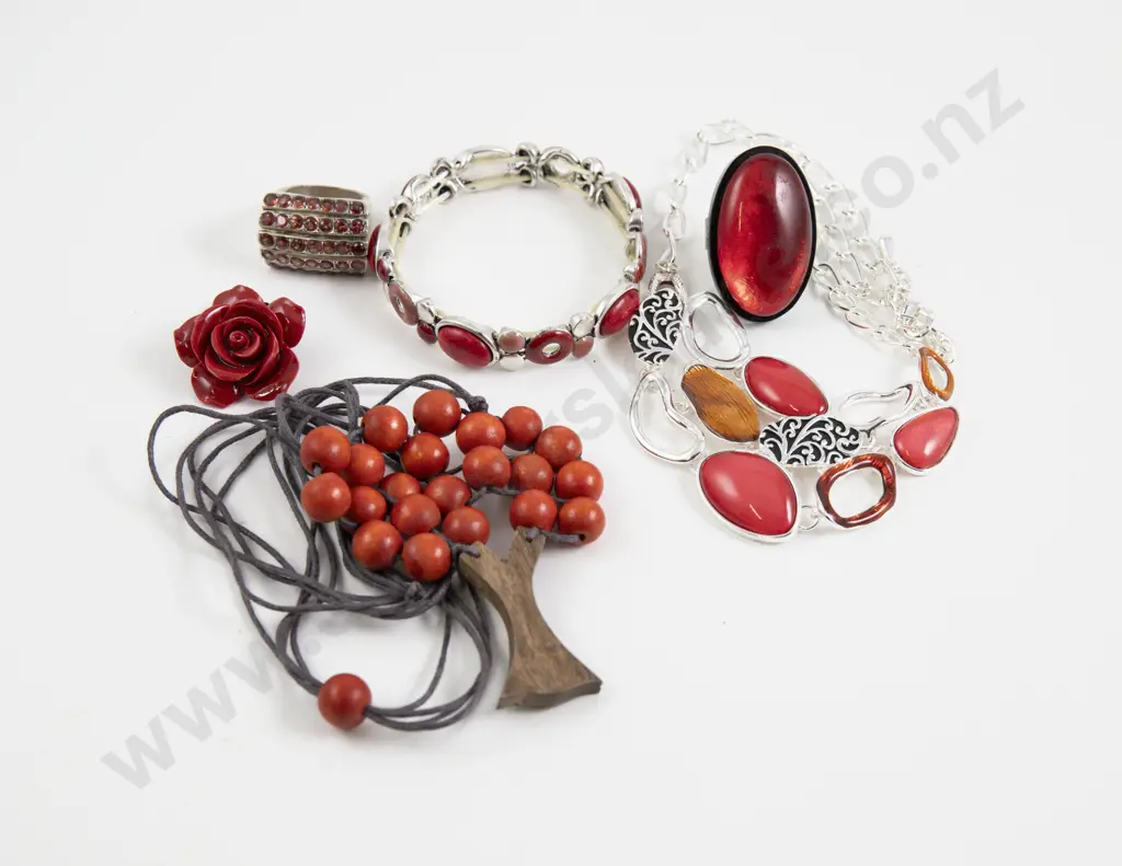 35Stone Red Crystal Dress Ring with Collection of Assorted Costume Jewellery Image 1++