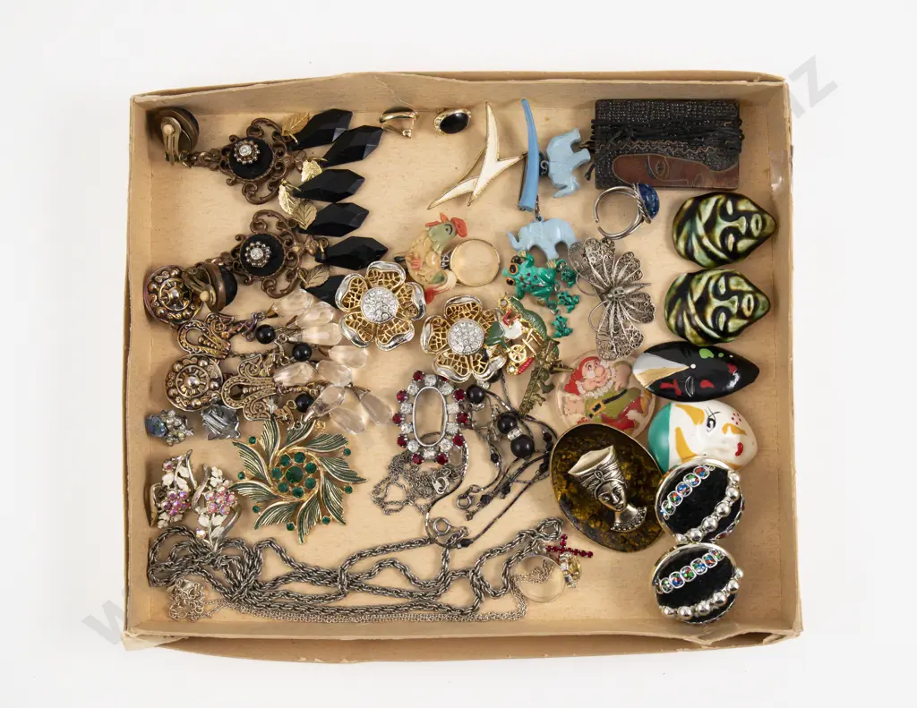 Collection of Assorted Costume Jewellery Image 1++