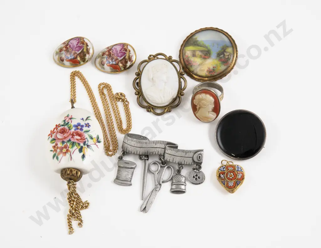 Collection of Assorted Vintage Costume Jewellery Image 1++