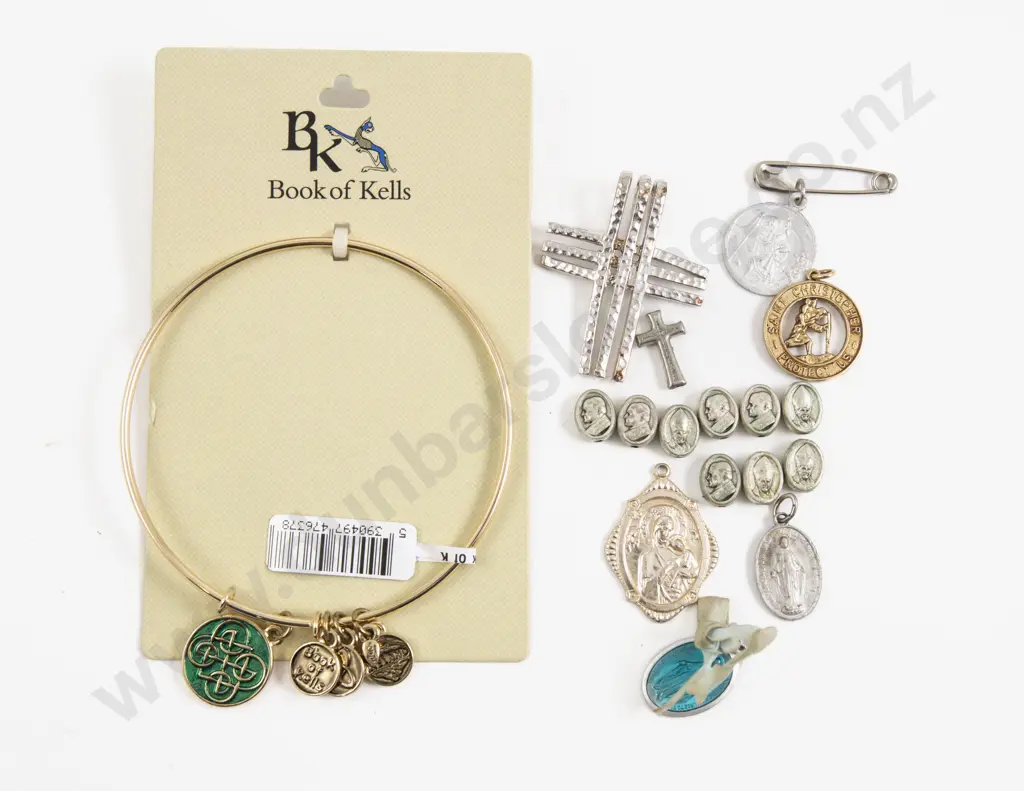 Collection of Assorted Religious Jewellery and Other Image 1++