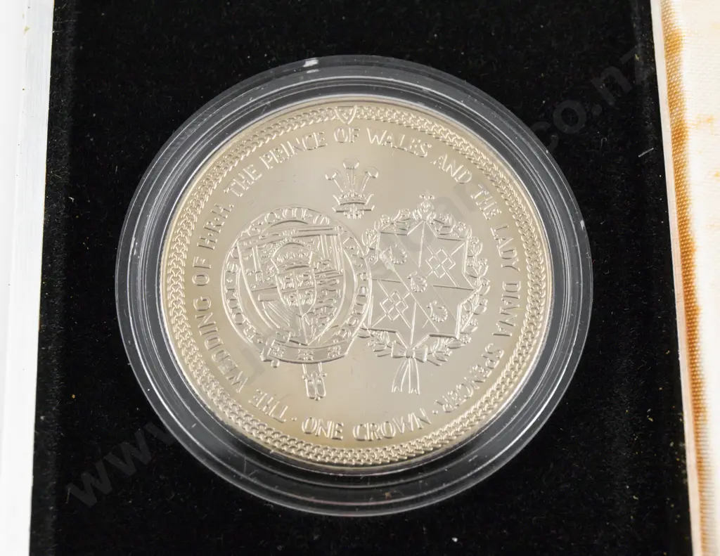 1981 Isle of Man Royal Wedding Gold (9ct) Crown Two Coin Set and Cupro-Nickel Crown Image 1++