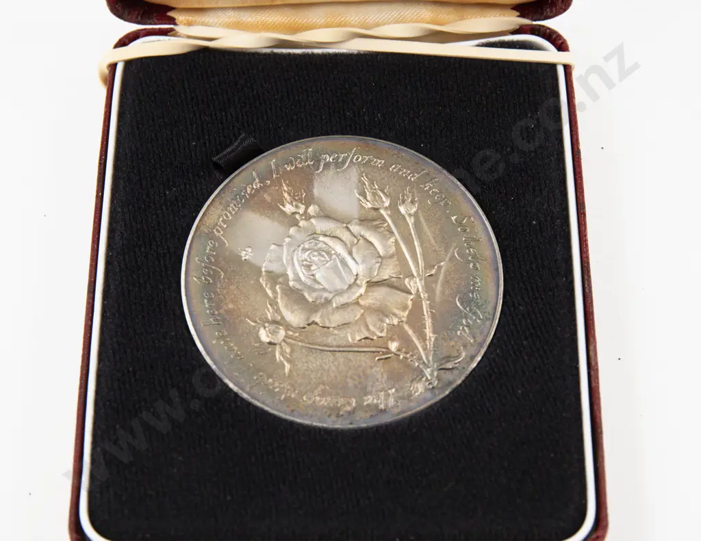 1977 Spink QEII Silver Jubilee Commemorative Silver Medal Image 1++