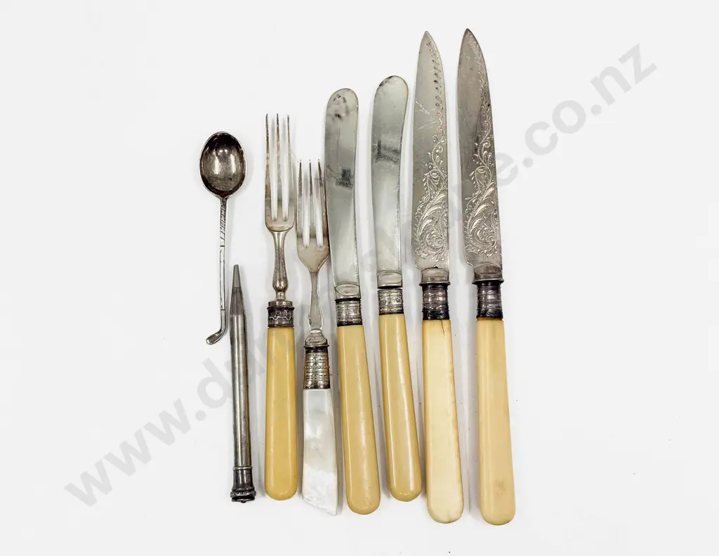 Qty of Assorted Bone Handled Cutlery Etc Image 1++