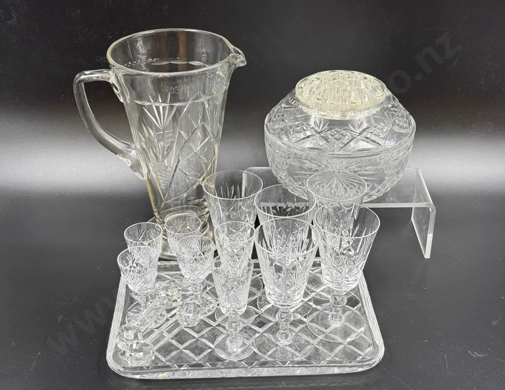Small Qty of Assorted Glass Ware Image 1++