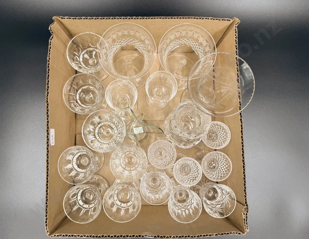 Small Qty of Assorted Crystal and Glass Ware Image 1++