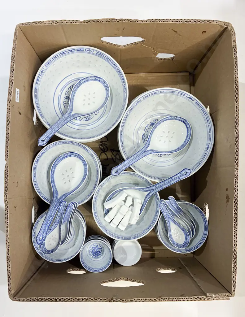 Qty of Assorted Chinese Blue and White Crockery Image 1++