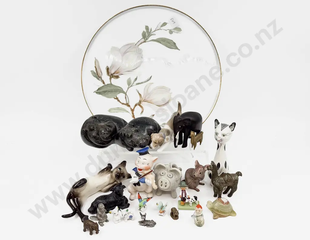 Qty of Assorted Animal Ornaments Image 1++