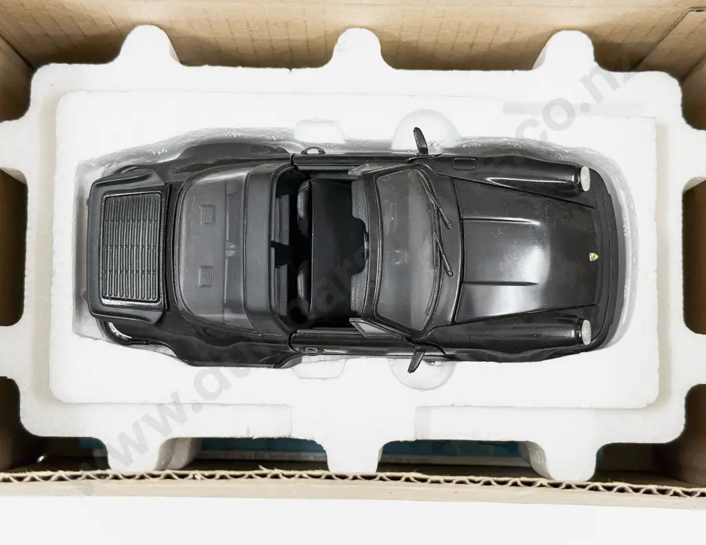 Franklin Mint Diecast 1:24 Scale Porsche 911 Carrera Targa Image 1++