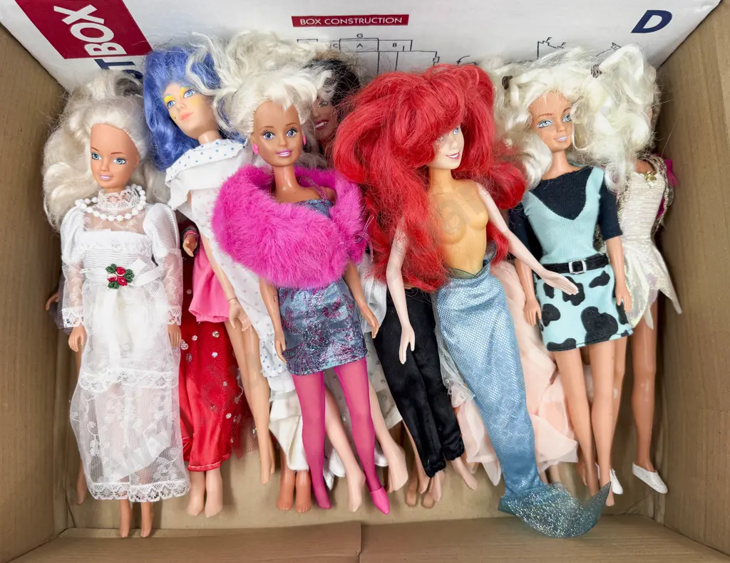 Qty of Various Cindy and Teen Dolls Play Worn Image 1++