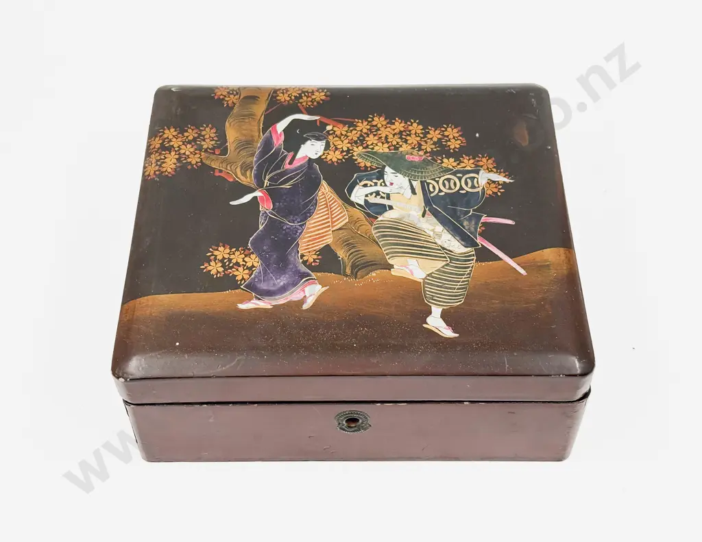 Japanese Lacquered Jewelry Box Image 1++