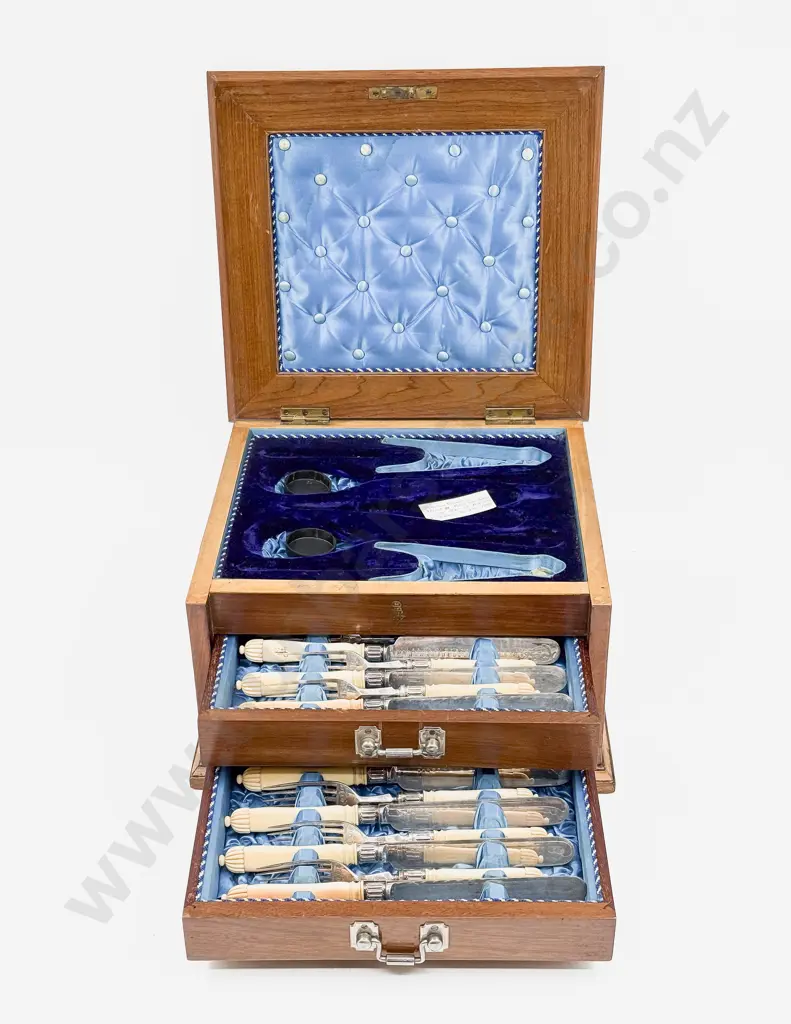 Canteen of Bone Handled Cutlery Image 1++
