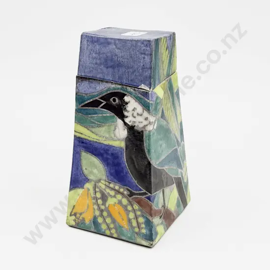 Lynda Harris .- Stylized Pottery Lidded Jar