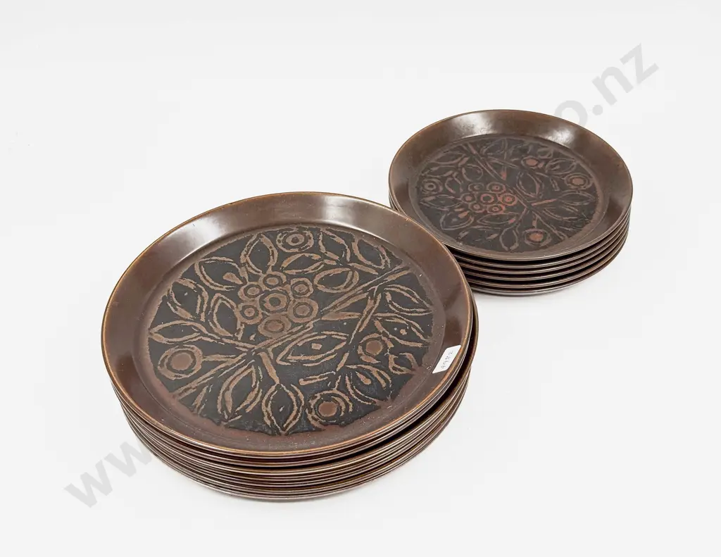 Seven Crown Lynn Forma Pattern Dinner Plates and Six Side Plates Image 1++