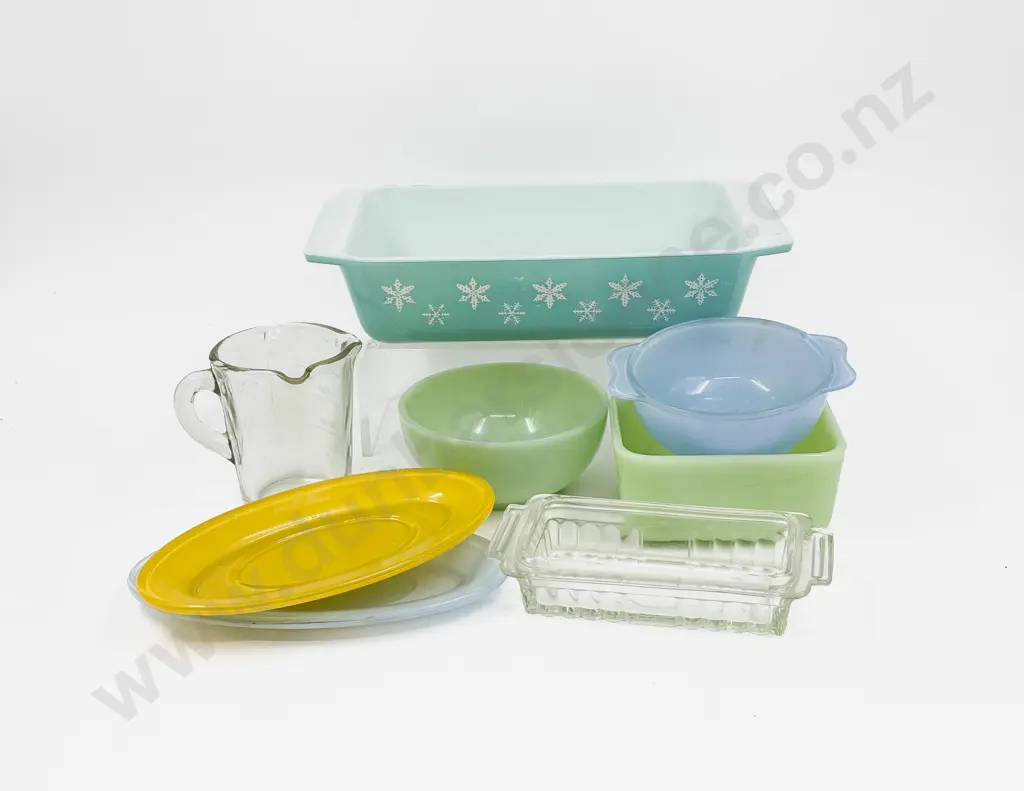 Pyrex Glass Oven Dish and Assorted Glass Kitchenalia Image 1++