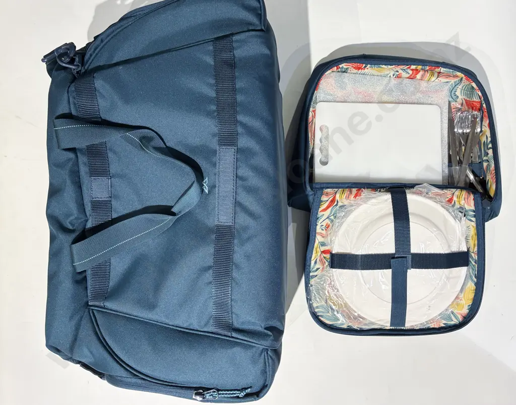 Kathmandu Insulated Bag and Small Picnic Set Image 1++