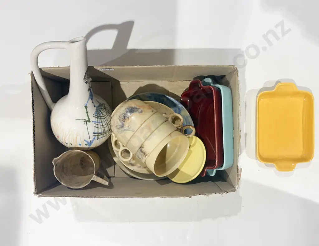 Small Qty of Bandalasta Ware Plastic Cups and Saucers and Assorted Image 1++