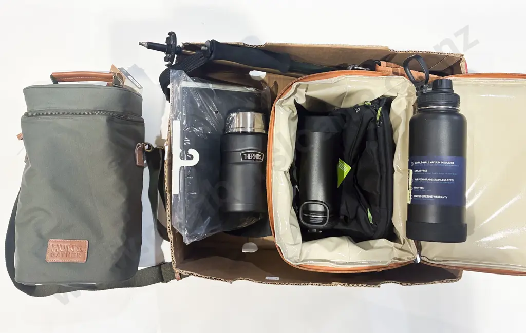 Qty of Assorted 'As New' Insulated Bags Together with Thermos Etc. Image 1++