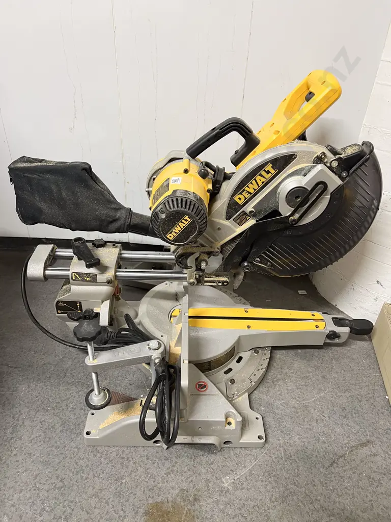 Dewalt Sliding Compound Mitre saw Image 1++