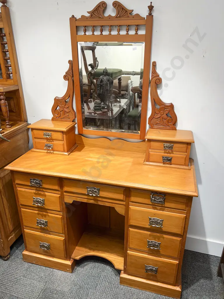 Late 19th Century NZ Colonial Kauri Mirror Back Dressing Table Image 1++