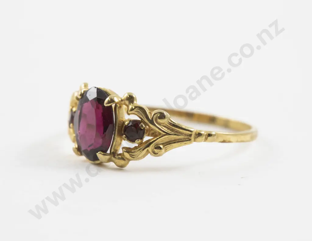 8ct Three Stone Garnet Ring Image 1++