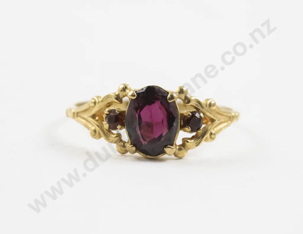 8ct Three Stone Garnet Ring Image 1++
