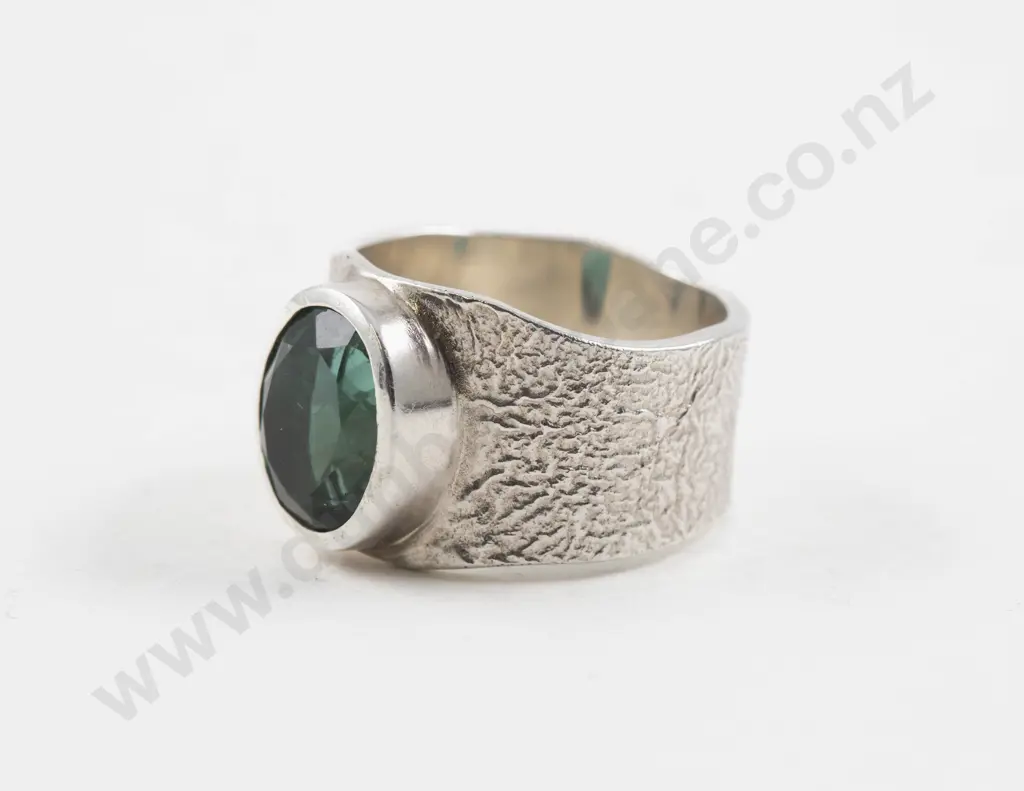 S/S Single Stone Green Crystal Gem Stone on Textured Wide Band Image 1++