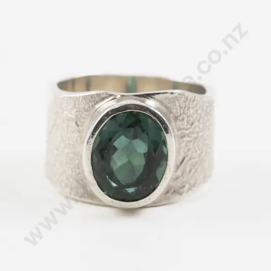 S/S Single Stone Green Crystal Gem Stone on Textured Wide Band
