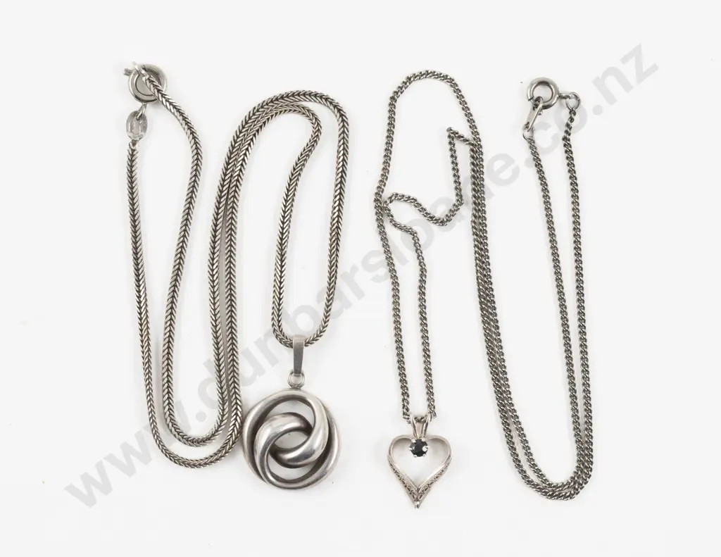 S/S Interlocking Circular Pendant on Neck Chain Image 1++