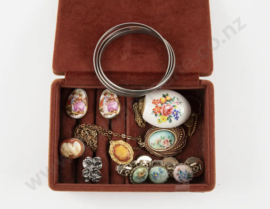 Collection of Assorted Costume Jewellery Image 1++