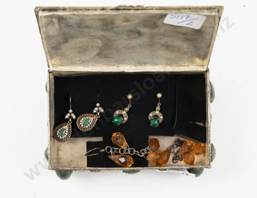 Three Pairs of Vintage Pendant Drop Earrings in Jewellery Box Image 1++
