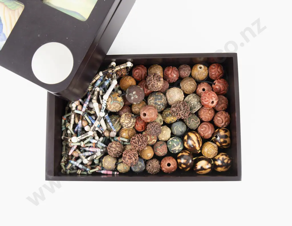 Collection of Vintage Kukui Nut and Ojime Beads with Various in Jewellery Box Image 1++